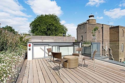 decking-area-at-river-mews-using-boxed-rooflight